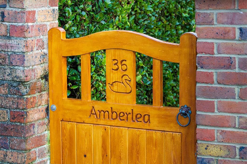 Amberlea Guest House Суонидж Экстерьер фото